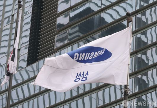 서울중앙지법 민사합의21부(재판장 김지혜)는 오는 12일 오전 9시 50분 갤럭시S22 사용자 간 모씨 등 1882명이 삼성전자를 상대로 제기한 손해배상 소송의 선고기일을 연다. 삼성전자 서초사옥 전경. [사진=뉴스핌DB]