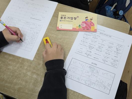 [세종=뉴스핌] 이정아 기자 = 지난 4월 14일 세종 나래초등학교 3학년 학생들이 경제 교육 수업을 받고 있다. 2025.06.04 plum@newspim.com