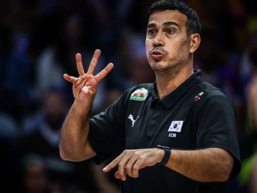 페르난도 모랄레스 감독이 8일 VNL 예선 체코전에서 작전을 지시하고 있다. [사진=FIVB]