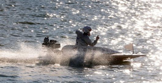 미사경정장에서 열린 경정 경주에서 우승을 차지한 선수가 손가락을 치켜들며 기뻐하고 있다. [사진=국민체육진흥공단]