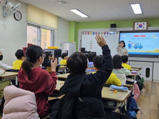 [세종=뉴스핌] 이정아 기자 = 지난 4월 14일 세종 나래초등학교 3학년 학생들이 경제 교육 수업을 받고 있다. 2025.06.04 plum@newspim.com