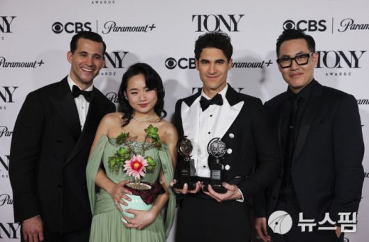 [서울=뉴스핌] 최문선 인턴기자 = 대런 크리스, 데즈 듀론, 헬렌 J. 쉔, 마커스 최가 미국 뉴욕에서 열린 제78회 토니 어워드에서 '어쩌면 해피엔딩'으로 최우수 뮤지컬상을 수상하며 포즈를 취하고 있다. 2025.06.09 moonddo00@newspim.com