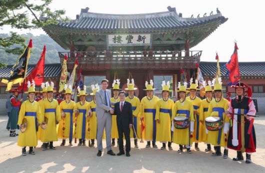 데이비드 이비 BC주 수상과 김동연 경기도지사가 함께 사진을 찍고 있다. [사진=경기도]