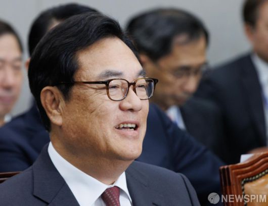 [서울=뉴스핌] 윤창빈 기자 = 정진석 대통령비서실장이 1일 오전 서울 여의도 국회에서 열린 운영위원회의 대통령비서실·국가안보실·대통령 경호처에 대한 국정감사에 출석해 미소짓고 있다. 2024.11.01 pangbin@newspim.com