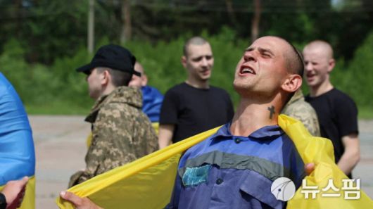 [우크라이나 로이터=뉴스핌] 장일현 특파원 = 우크라이나와 러시아가 9일(현지시간) 2차 포로 교환을 시작한 가운데, 고국으로 돌아온 우크라이나 병사가 자유를 만끽하는 표정으로 환호하고 있다. 이날 포로 교환 장소와 시간 등을 공개되지 않았다. 2025.06.09. ihjang67@newspim.com