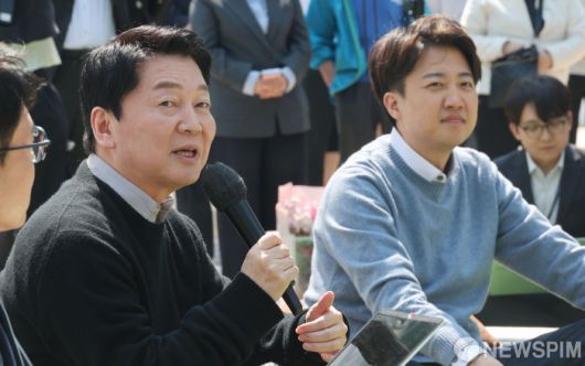 [성남=뉴스핌] 김학선 기자 = 안철수 국민의힘 대선 경선 후보와 이준석 개혁신당 대선 후보가 25일 경기도 성남 판교역 앞 광장에서 '안철수X이준석, 미래를 여는 단비토크'를 진행하고 있다. 두 후보는 이날 'AI 기술패권시대 대한민국 미래를 말하다'라는 주제로 토크콘서트를 열었다. 2025.04.25 yooksa@newspim.com