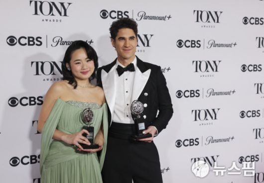 [서울=뉴스핌] 최문선 인턴기자 = 대런 크리스와 헬렌 J. 쉔이 미국 뉴욕에서 열린 제78회 토니 어워드에서 '어쩌면 해피엔딩'으로 최우수 뮤지컬상을 수상하며 포즈를 취하고 있다. [사진=로이터 뉴스핌] 2025.06.09 moonddo00@newspim.com