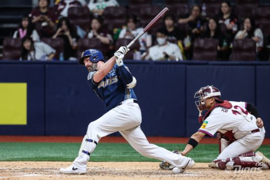 [고척=뉴스핌] NC의 외국인 타자 맷 데이비슨이 7회 2타점 동점 적시타를 치고 있다. [사진 = NC] 2025.06.10 wcn05002@newspim.com