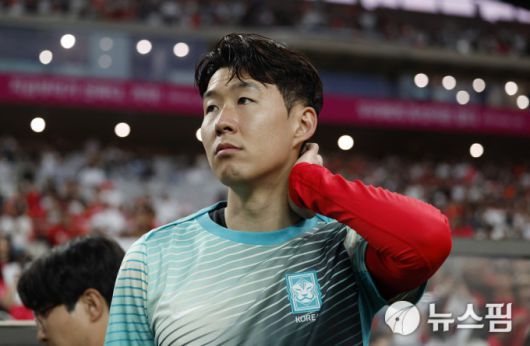 [서울 로이터=뉴스핌] 손지호 인턴기자 = 손흥민이 10일 북중미 월드컵 아시아 3차 예선 B조 10차전 홈 경기를 앞두고 몸을 풀고 있다. 2025.06.10 thswlgh50@newspim.com