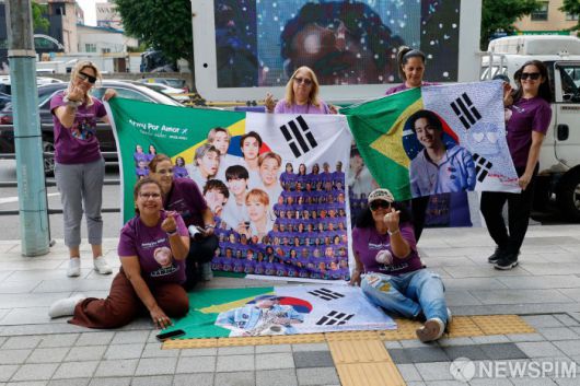 [서울=뉴스핌] 류기찬 인턴기자 = 방탄소년단(BTS) 멤버 RM과 뷔가 전역한 10일 오후 서울 용산구 하이브 사옥 앞에서 해외 아미(ARMY·BTS의 팬덤)들이 기념 사진을 찍으며 전역을 축하하고 있다. 2025.06.10 ryuchan0925@newspim.com