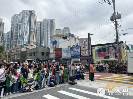 [서울=뉴스핌] 이지은 기자 = 방탄소년단 RM과 뷔의 전역을 축하하기 위해 서울 용산구 하이브 사옥에 모인 팬덤 아미. 2025.06.10 alice09@newspim.com