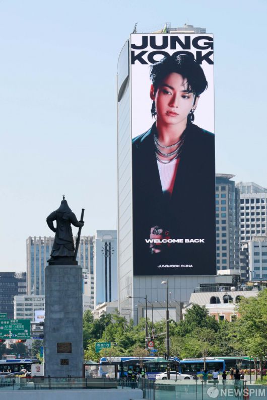 [서울=뉴스핌] 류기찬 인턴기자 = 방탄소년단(BTS) 멤버 정국과 지민의 전역일인 11일 오전 서울 중구 코라아나호텔 외벽 전광판에 중국 팬클럽 '정국 차이나'가 준비한 전역 축하 광고가 표시되고 있다. 2025.06.11 ryuchan0925@newspim.com