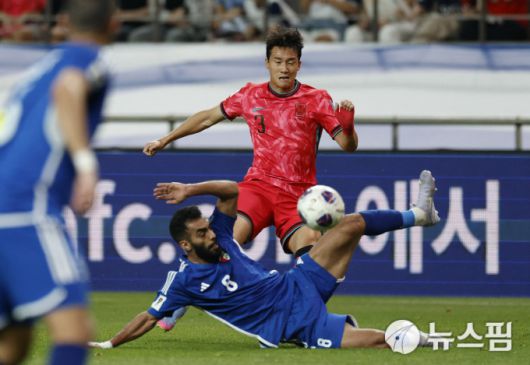 [서울 로이터=뉴스핌] 손지호 인턴기자 = 이태석이 10일 북중미 월드컵 아시아 3차 예선 B조 10차전 홈 경기에서 공격을 시도하고 있다. 2025.06.10 thswlgh50@newspim.com