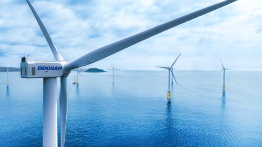 두산에너빌리티가 국내 풍력 전문 기업들과 손잡고 10MW급 해상풍력 경쟁력을 끌어 올린다. 사진은 두산에너빌리티가 제주 한림읍 인근 해상에 설치한 5.5MW 해상풍력발전기. [사진=두산에너빌리티]