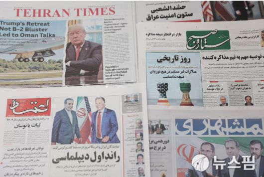 4월 12일 스티브 위트코프 미국 중동특사와 아바스 아라그치 이란 외무장관간 미-이란 핵 협상 소식을 보도한 이란 신문  [서울=뉴스핌]박공식 기자 = 2025.05.29 kongsikpark@newspim.com