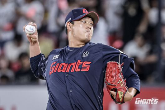 [서울=뉴스핌] 롯데의 선발 나균안이 지난 11일 수원 kt전에서 구원 등판해 공을 던지고 있다. [사진 = 롯데] 2025.06.11 wcn05002@newspim.com