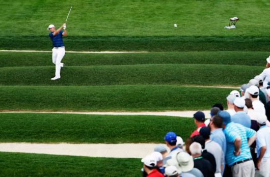 조던 스피스가 오크몬트 컨트리 클럽에서 열린 2016 US오픈 15번홀 처치 퓨 벙커에서 샷을 하고 있다. [사진=PGA닷컴 홈페이지]