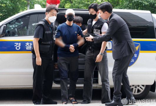 [서울=뉴스핌] 윤창빈 기자 = 서울 지하철 5호선 전동차 안에서 방화로 화재를 일으킨 60대 남성 원 모 씨가 2일 오전 서울 양천구 남부지방법원에서 열린 구속 전 피의자 심문(영장실질심사)에 출석하고 있다. 2025.06.02 pangbin@newspim.com