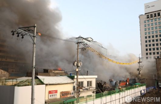 [서울=뉴스핌] 이형석 기자 = 28일 오후 서울 중구 을지로 세운상가 인근의 한 상가에서 화재가 발생해 연기가 피어오르고 있다. 화재 여파로 을지로4가에서 을지로3가 시청 방향 차로는 전면 통제됐다. 2025.05.28 leehs@newspim.com