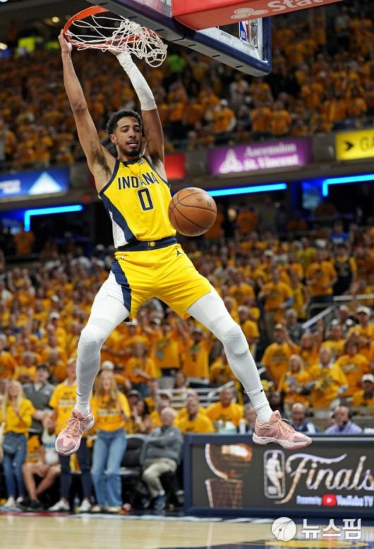 [인디애나폴리스 로이터 =뉴스핌] 박상욱 기자 = 할리버튼이 12일 NBA 파이널 3차전 3쿼터 중 덩크슛을 성공시키고 있다. 2025.6.12 psoq1337@newspim.com