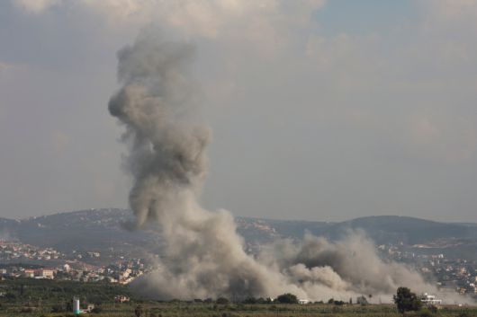 지난달 23일(현지시간) 레바논 남부 한 지역에서 이스라엘 전투기 폭격으로 연기가 피어오르고 있다. [사진=로이터 뉴스핌]