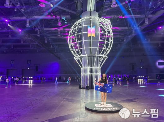 [서울=뉴스핌] 이지은 기자 = '2025 BTS 페스타' 대형 아미밤 조형물에서 호주 국기를 들고 기념 촬영을 하는 호주 팬. 2025.06.13 alice09@newspim.com