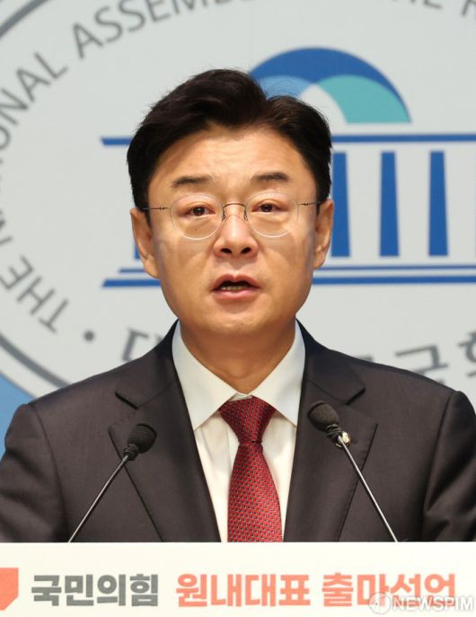 [서울=뉴스핌] 김학선 기자 = 김성원 국민의힘 의원이 12일 오전 국회 소통관에서 원내대표 출마 선언 기자회견을 하고 있다. 2025.06.12 yooksa@newspim.com