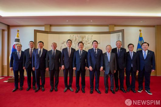 [서울=뉴스핌] 이재명 대통령이 13일 서울 용산 대통령실에서 열린 6경제단체·기업인 간담회에서 참석자들과 기념촬영을 하고 있다. [사진=대통령실] 2025.06.13 photo@newspim.com