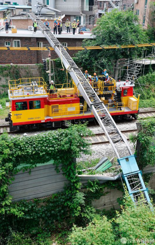 [서울=뉴스핌] 류기찬 인턴기자 = 13일 오전 서울 서대문구 경의중앙선 가좌역∼신촌역 구간 선로 위로 사다리차가 넘어지는 사고가 발생했다. 이 사고로 전기공급 장애가 발생, 열차 운행이 지연되고 있다. 2025.06.13 ryuchan0925@newspim.com