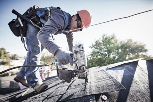 주택 지붕 공사 모습 [사진 = QXO 홈페이지]