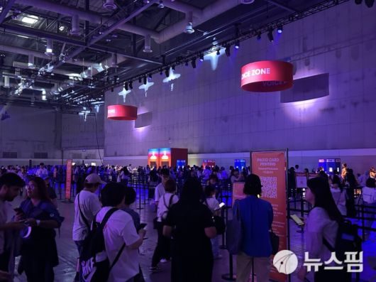 [서울=뉴스핌] 이지은 기자 = 멤버들이 녹음한 목소리를 들을 수 있는 '보이스 존'에 모인 아미들. 2025.06.13 alice09@newspim.com