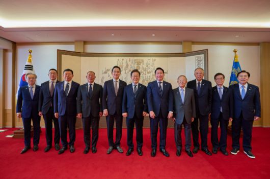 이재명 대통령이 13일 용산 대통령실에서 삼성전자 이재용 회장과 최태원 대한상의 회장(SK그룹 회장) 등 5대그룹 총수와 경제 6단체장들을 만나 기념촬영하고 있다. 2025.6.13 [사진=대통령실]