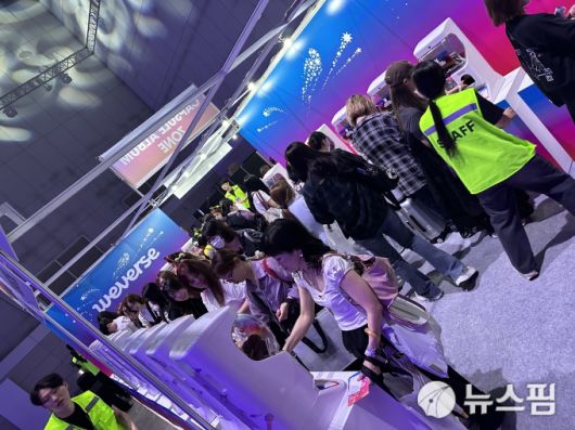 [서울=뉴스핌] 이지은 기자 = '캡슐 앨범 존'에서 가챠를 하고 있는 아미들. 2025.06.13 alice09@newspim.com