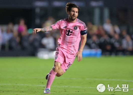 [플로리다 로이터 =뉴스핌] 박상욱 기자 = 메시가 지난 4월 10일 북중미카리브축구연맹 챔피언스컵 8강 2차전에서 자신의 두 번째 골을 넣고 골 셀레브레인션을 하고 있다. 2025.4.10 psoq1337@newspim.com