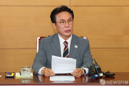 [서울=뉴스핌] 이길동 기자 = 김민석 국무총리 후보자가 10일 오전 서울 종로구 통의동 금융감독연수원에 마련된 청문회 준비단 사무실에서 출입기자들과 간담회를 갖고 있다.  2025.06.10 gdlee@newspim.com