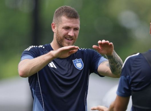 최근 영입한 폴란드 출신 센터백 밀로시 트로야크가 미국 현지 훈련장인 샬럿FC의 아트리움 헬스 퍼포먼스 파크에서 연습 중 동료와 손을 마주치고 있다. [사진=울산 HD]