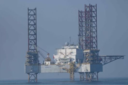 서해 중국 고정 구조물. 중동에서 약 30년간 사용되던 프랑스제 시추선으로, 2016년 폐처리됐을 때 중국이 매입‧개조해 2022년 10월 서해 잠정조치수역에 설치했다. 해수부 해양조사선 온누리호가 지난 2월 26일 현장 조사에 나가 실제 촬영한 것이다. [사진=국민의힘 엄태영 의원]  2025.06.14 gomsi@newspim.com