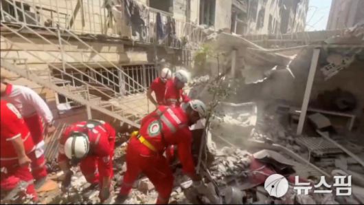 이스라엘의 공습으로 파괴된 이란 수도 테헤란의 한 건물에서 구조 작업이 진행되고 있다. [사진=로이터 뉴스핌]