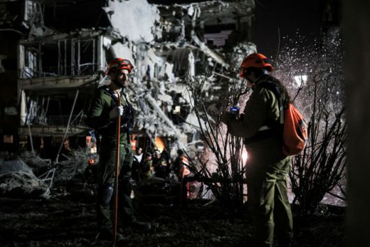 13일 (현지시간) 이란의 미사일 보복 공격을 받은 텔아비브 인근 도시 라마트간에서 이스라엘 구조대원들이 구조활동을 하고 있다. [사진=로이터뉴스핌]