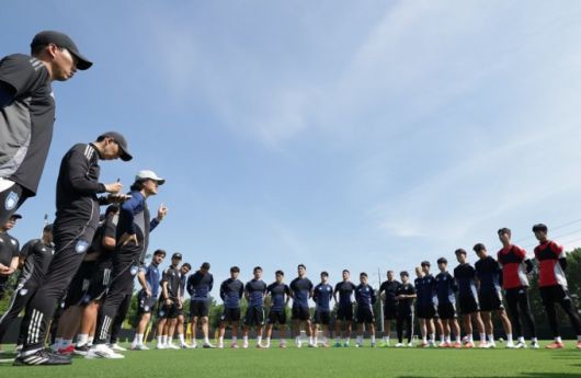 김판곤 감독이 미국 현지 훈련장인 샬럿FC의 아트리움 헬스 퍼포먼스 파크에서 선수들에게 이야기를 하고 있다. [사진=울산 HD]