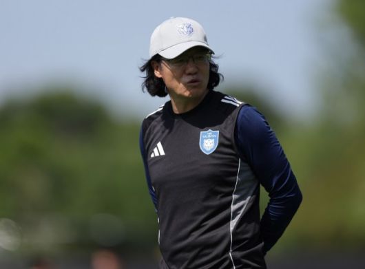 김판곤 감독이 미국 현지 훈련장인 샬럿FC의 아트리움 헬스 퍼포먼스 파크에서 선수들의 훈련 모습을 지켜보고 있다. [사진=울산 HD]