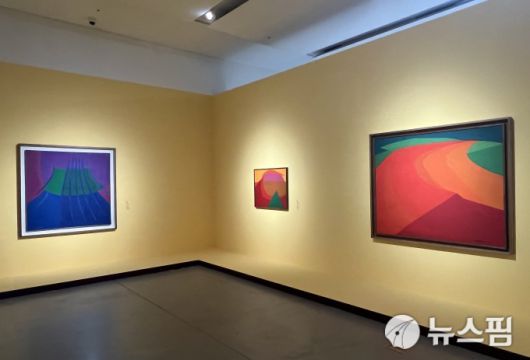[서울=뉴스핌]서울시립 북서울미술관에서 열리고 있는 '그림이라는 별세계;이건희컬렉션과 함께' 전의 유영국 화백의 작품을 모은 전시실. [사진=이영란 미술전문기자]2025.06.10 art29@newspim.com