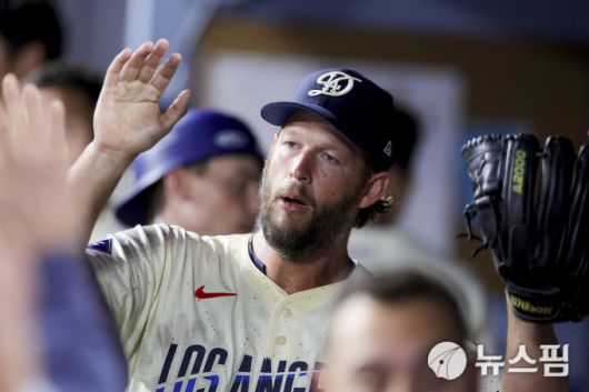 [로스앤젤레스 로이터=뉴스핌] 장환수 스포츠전문기자= LA 다저스 선발투수 클레이튼 커쇼가 15일 샌프란시스코와 홈경기에서 7이닝 3안타 무실점으로 호투한 뒤 돌료들의 축하를 받고 있다. 2025.06.15 zangpabo@newspim.com