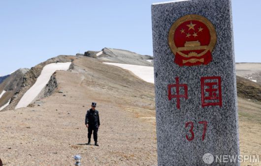 [백두산=뉴스핌] 최지환 기자 = 지난 12일 백두산(2,744m) 천지 서파지역 북중 접경지역에서 중국 공안이 순찰을 하고 있다. 2025.06.15 choipix16@newspim.com