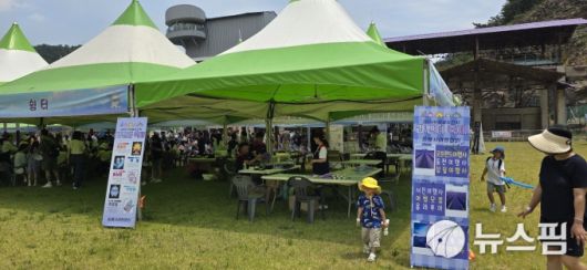 [동해=뉴스핌] 이형섭 기자 = 동해시여행협회가 라벤더축제 관람객들을 상대로 지역관광 홍보와 설문조사를 하고 있다. 2025.06.15 onemoregive@newspim.com