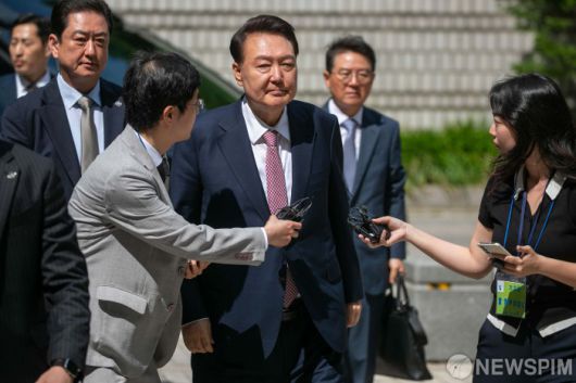 윤석열 전 대통령이 지난 9일 서울 서초구 서울중앙지방법원에서 열린 내란 우두머리 혐의ㆍ직권남용 권리행사 방해 혐의 사건 6차 공판에 출석하는 모습. [사진=뉴스핌DB]