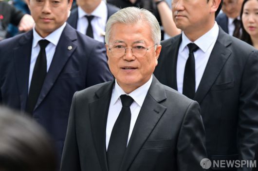 문재인 전 대통령이 지난달 5월 23일 오후 경남 김해시 봉하마을에서 열린 고 노무현 전 대통령 16주기 추도식에 참석한 모습. [사진=뉴스핌DB]