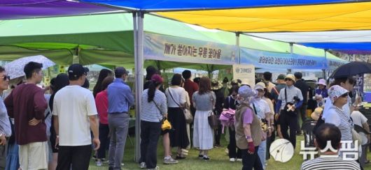 [동해=뉴스핌] 이형섭 기자 = 라벤더 아이스크림을 기다리는 관람객들. 2025.06.15 onemoregive@newspim.com