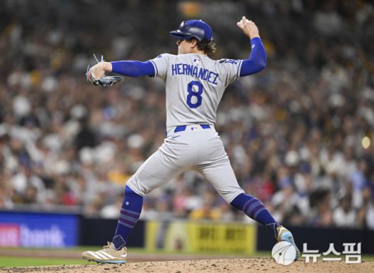 [샌디에이고 로이터=뉴스핌] 장환수 스포츠전문기자= LA 다저스 1루수로 출전한 엔리케 에르난데스가 11일 샌디에이고와 원정경기에서 송구하고 있다. 2025.06.15 zangpabo@newspim.com