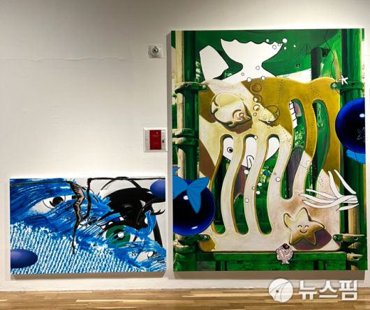 [서울=뉴스핌] '서울시립 북서울미술관의 회화 반격 특집 '떨어지는 눈' 중 윤영빈의 작품, 왼쪽 '부드럽고 날카로운 구멍'. 오른쪽 '유영하는 구멍'. 2025. 서울시립미술관 커미션. [사진=이영란 미술전문기자] 2025.06.15 art29@newspim.com